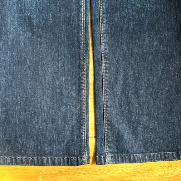 White House Black Market Boot Cut Mid Rise Jeans!! Size 4 but fits like a 6. - Picture 9 of 12